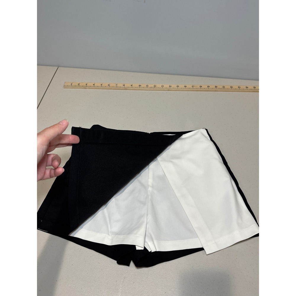 Superdown Revolve NWOT Aaleyah Colorblock Wrap Skort M Black White Skirt Shorts - Picture 4 of 13